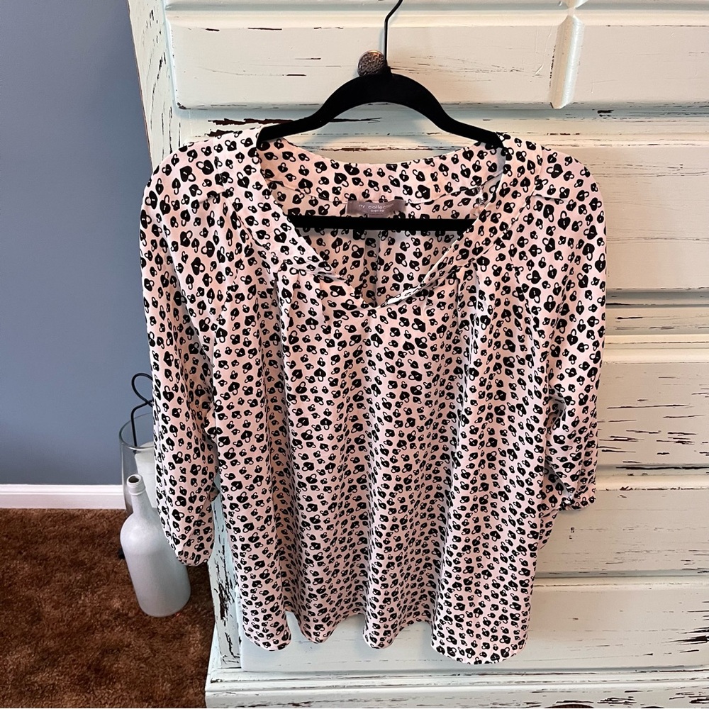 NY Collection Black and White Heart Locket Print Blouse. PXL